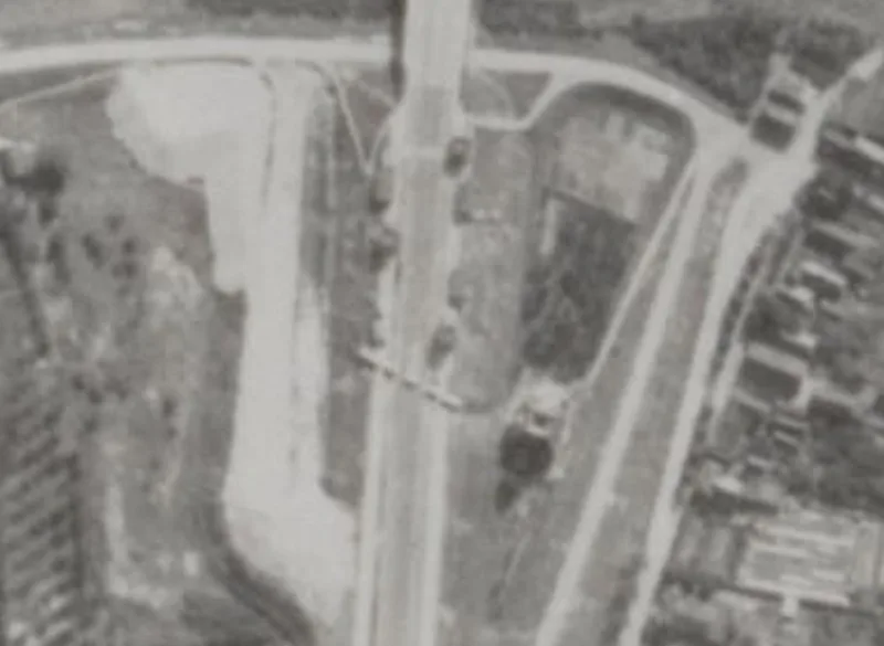 The German Panzerkampfwagenmauer set diagonally across the northern road approach to the Nijmegen bridge, aerial photo from 1944.