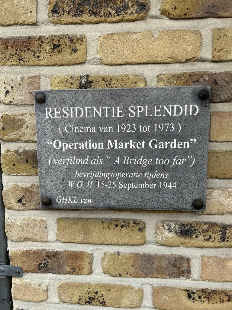 Memorial plaque on the wall of Cinema Splendid
