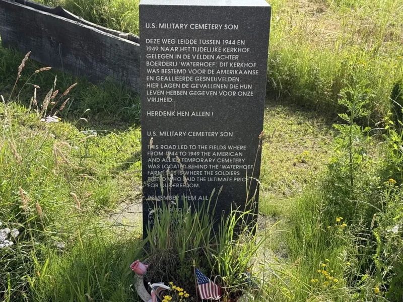 Memorial at the entrance to the temporary cemetery
