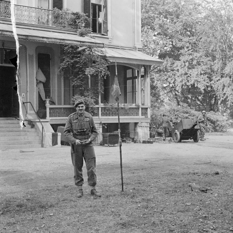 Urquhart at the Hartenstein hotel in September 1944. The hotel became the HQ of the division during the siege of Oosterbeek phase. Since 1978 it is the home of the Airborne museum,