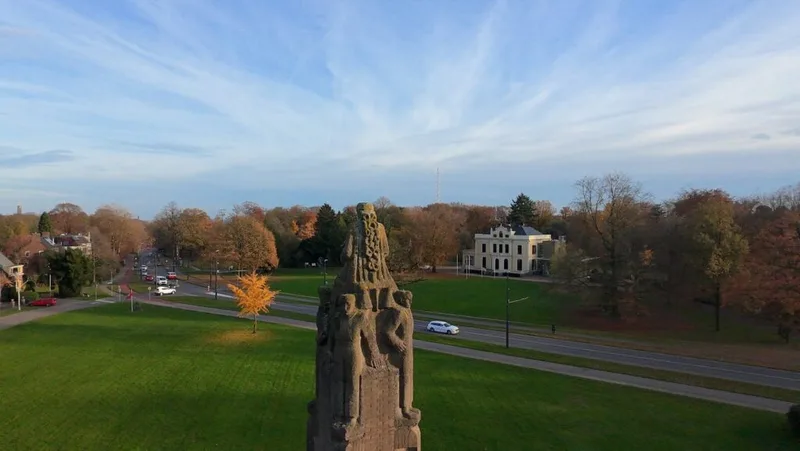 The five figures at the top: a central figure of Freedom raised above four others, soldiers and civilians together.