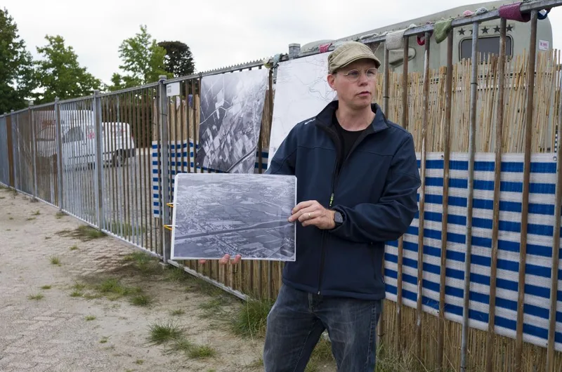 Joris guiding a tour at Son